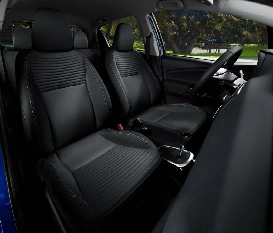 Интерьер Toyota Yaris SE 2017 года  (NA) (фото 6 из 32)